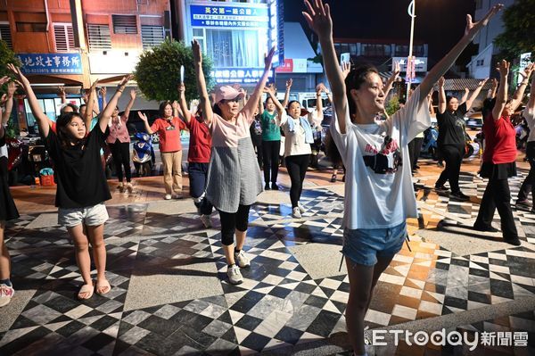 ▲▼藝人潘若迪、馬力歐現身與族人共跳南島豐年節大會舞，讓部落姊妹嗨翻天。（圖／花蓮市公所提供、下同）