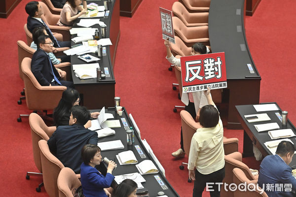 ▼立法院院會朝野開始投票表決。（圖／記者李毓康攝）