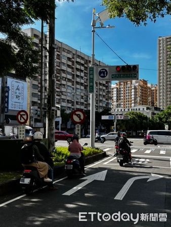 ▲▼ 高溫狂飆「火烤機車族」！高雄縮短紅燈秒數　路口少曝曬30秒。（圖／記者賴文萱翻攝）