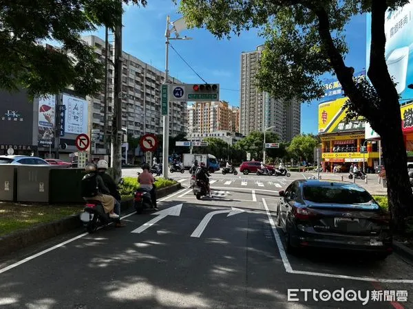 ▲▼ 高溫狂飆「火烤機車族」！高雄縮短紅燈秒數　路口少曝曬30秒。（圖／記者賴文萱翻攝）