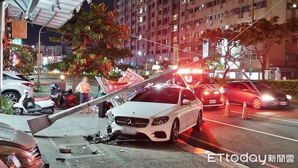 ▲高雄鳳山發生一起轎車衝撞燈桿事故。（圖／記者吳奕靖翻攝）