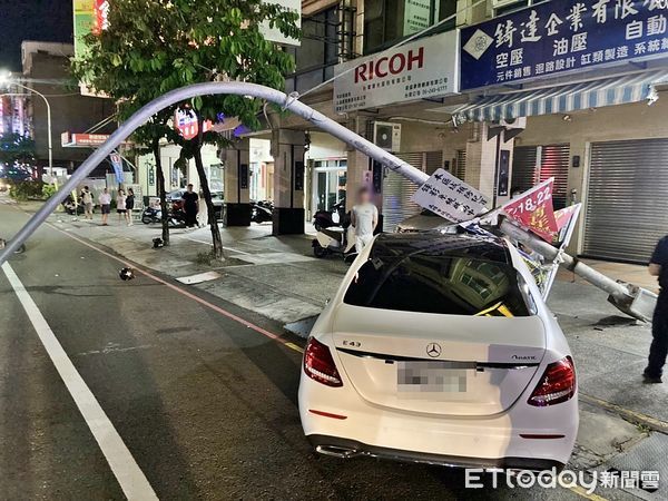 ▲高雄鳳山發生一起轎車衝撞燈桿事故。（圖／記者吳奕靖翻攝）