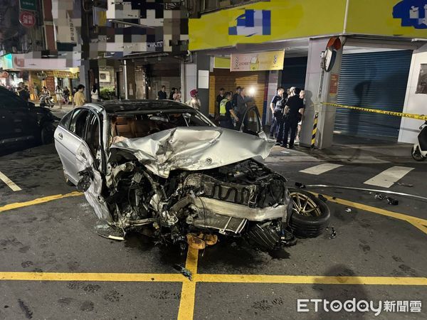 ▲▼     三重賓士對撞警車，副駕員警慘死        。（圖／記者戴上容翻攝）