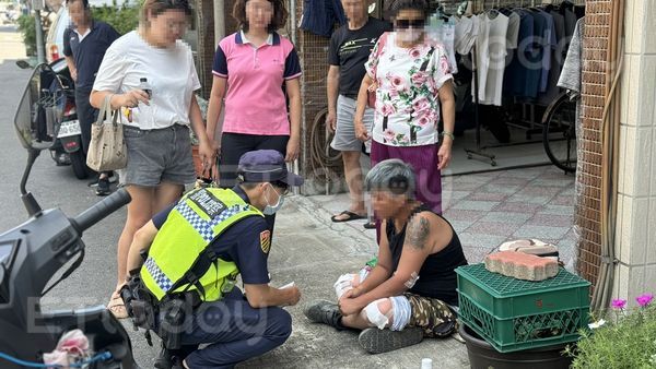 ▲一名女騎士被迴轉車輛擊落，機車擋泥板還貼「三寶退散」             。（圖／記者吳奕靖攝）