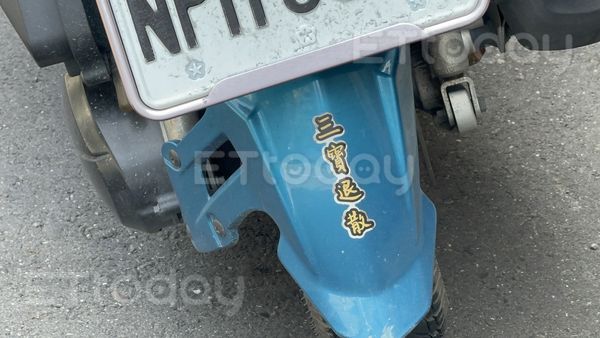 ▲一名女騎士被迴轉車輛擊落，機車擋泥板還貼「三寶退散」             。（圖／記者吳奕靖攝）