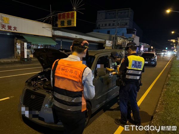 ▲里港警分局會同環保局、監理站等單位，在台3線取締違規改裝車輛             。（圖／記者陳崑福翻攝）