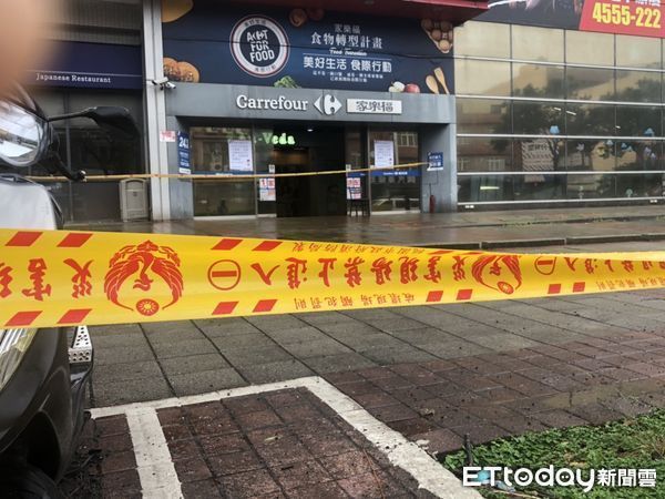 ▲家樂福中原店去年12月間凌晨遭郭姓男子點燃殺蟲劑縱火，消防人員現場灌救，警方在現場拉起封鎖線。（資料照／記者沈繼昌翻攝）