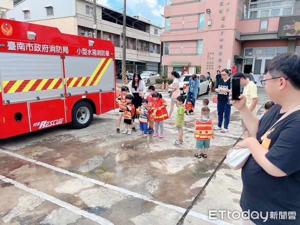 ▲台南市消防局第二大隊六甲分隊，13日特地與麻豆區社工處共同邀請社區家家戶戶前來七甲里活動中心，參加親子防災體驗營活動。（圖／記者林東良翻攝，下同）