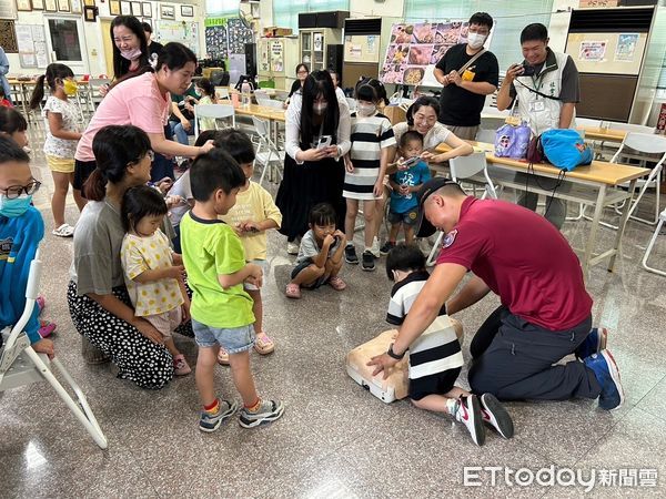 ▲台南市消防局第二大隊六甲分隊，13日特地與麻豆區社工處共同邀請社區家家戶戶前來七甲里活動中心，參加親子防災體驗營活動。（圖／記者林東良翻攝，下同）