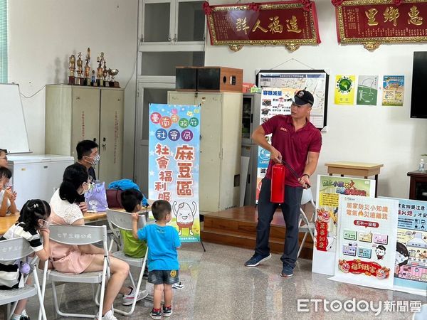 ▲台南市消防局第二大隊六甲分隊，13日特地與麻豆區社工處共同邀請社區家家戶戶前來七甲里活動中心，參加親子防災體驗營活動。（圖／記者林東良翻攝，下同）