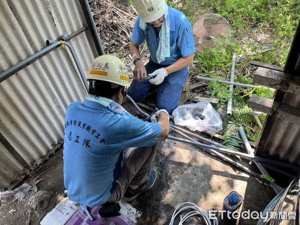 ▲台南市勞工局「做工行善團」」，假日週週為弱勢族群及職災勞工修整舊屋，炎熱夏季每每施工都汗流浹背的，但為善最樂的信念，為職災、弱勢築起一間間安心立命的房子。（圖／記者林東良翻攝，下同）