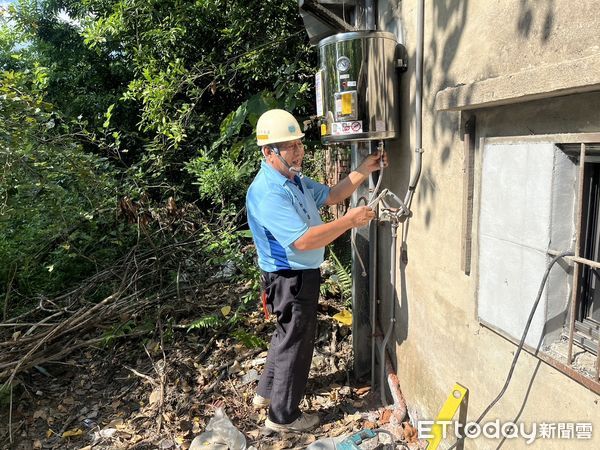 ▲台南市勞工局「做工行善團」」，假日週週為弱勢族群及職災勞工修整舊屋，炎熱夏季每每施工都汗流浹背的，但為善最樂的信念，為職災、弱勢築起一間間安心立命的房子。（圖／記者林東良翻攝，下同）