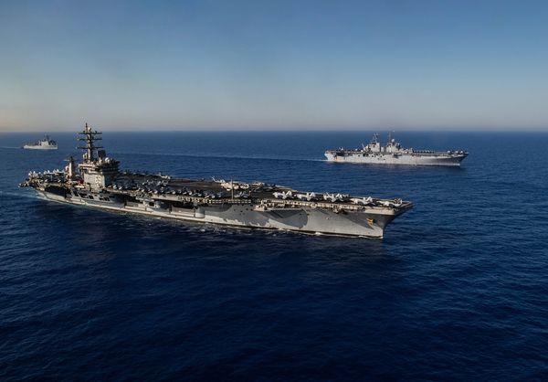 ▲▼艾森豪號（USS Dwight D. Eisenhower ,CVN-69）航母、黃蜂號（USS Wasp ,LHD-1）。（圖／美國海軍）