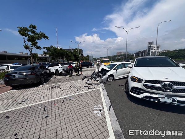 ▲▼      楊梅休息站嚴重車禍       。（圖／記者沈繼昌翻攝）