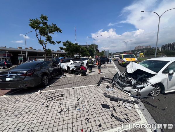 ▲▼      楊梅休息站嚴重車禍       。（圖／記者沈繼昌翻攝）