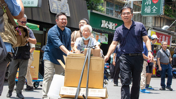 ▲▼立委洪申翰、環境部長彭啟明體驗拾荒工作。（圖／洪申翰國會辦公室提供）