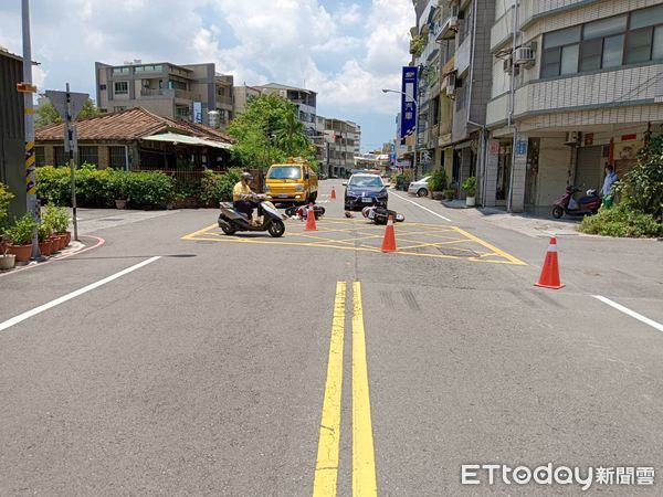 ▲屏東市信義路與協和路12日發生機車擦撞事故             。（圖／記者陳崑福翻攝）