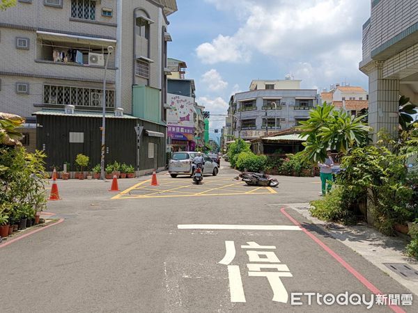 ▲屏東市信義路與協和路12日發生機車擦撞事故             。（圖／記者陳崑福翻攝）