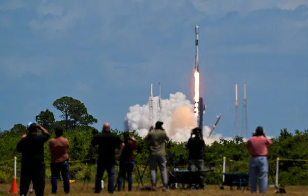 ▲▼SpaceX的獵鷹9號火箭11日在太空中罕見發生故障，導致其搭載的20顆星鏈衛星墜入極低軌道。（圖／路透）