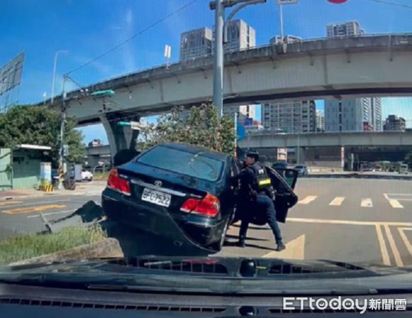 ▲▼林男失控撞安全島，警方見機可失立刻衝上前，並對空鳴槍隨即逮捕林男及車上2名未成年乘客。（圖／龜山警分局提供）