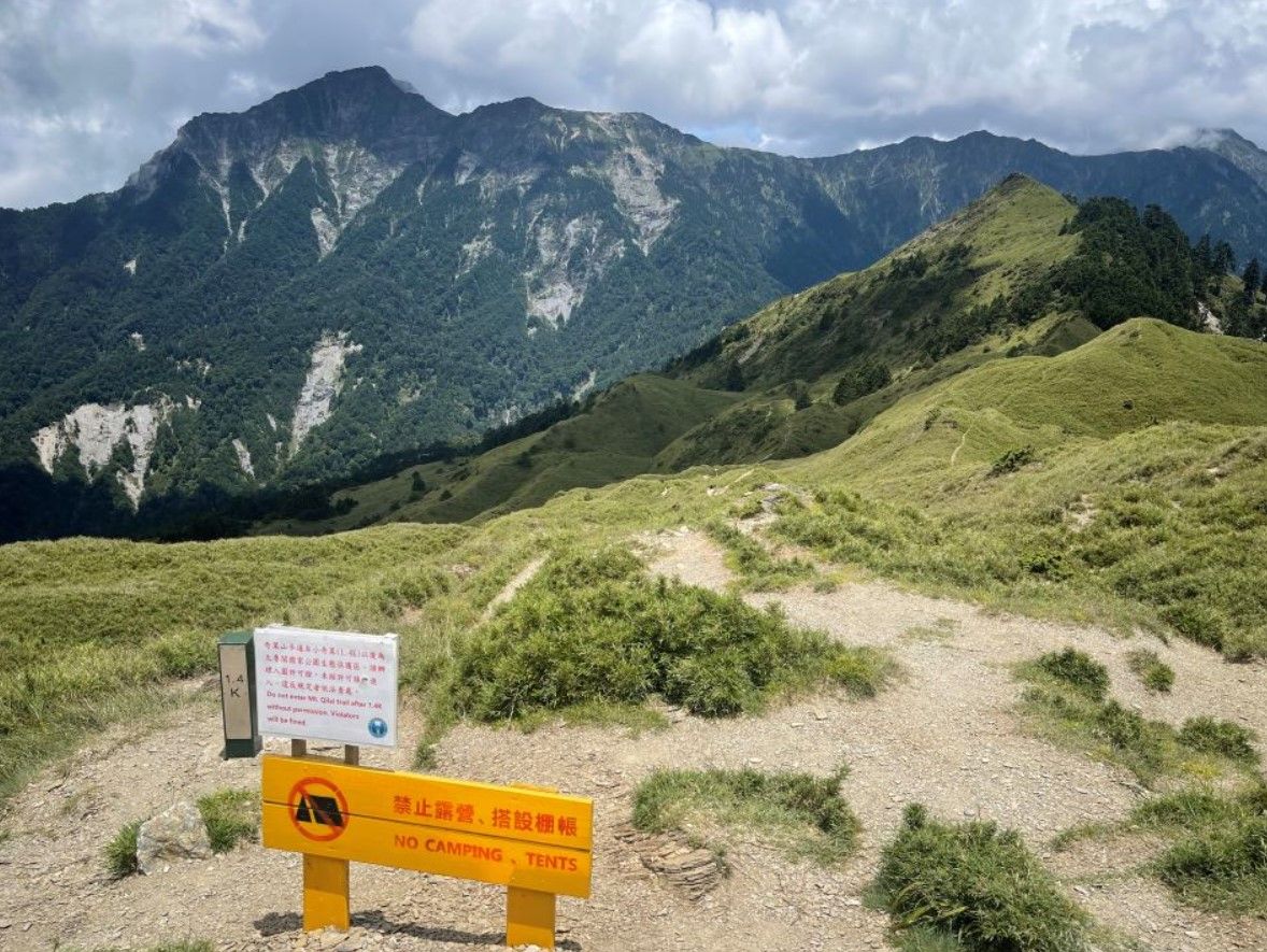 ▲▼作家劉克襄於臉書指出，在合歡群峰步道上散步，仍遇到餵食嚴重、偷煮麵食、播放音樂等高山公害老問題。（圖／翻攝自Facebook／劉克襄）