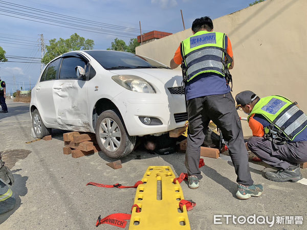 ▲男騎士受困車底，失去生命徵象。（圖／記者蔡佩旻翻攝）