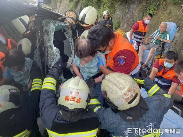 ▲▼北投車禍，駕駛及女乘客受傷送醫             。（圖／記者黃彥傑攝）