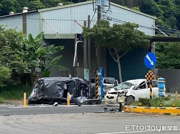 ▲桃園龜山5部小客車嚴重踫撞事故。（圖／翻攝臉書「龜山生活通」）