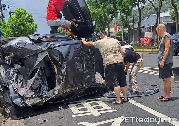 ▲車頭凹陷、車頂撞塌，救護人員從變形車體出受困駕駛。（圖／桃園警分局提供）