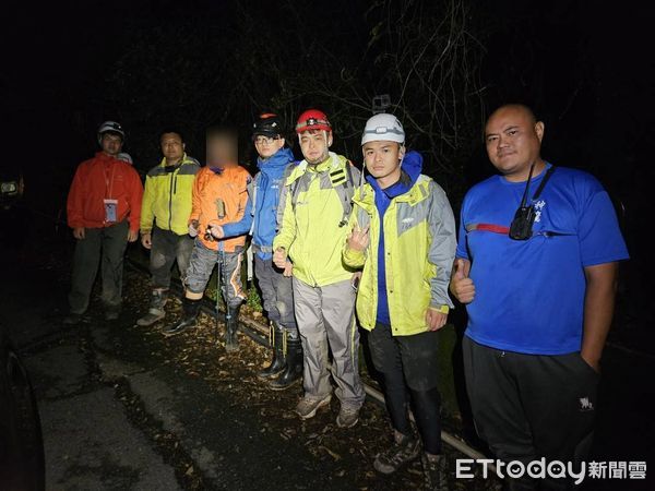 ▲登山客鄭姓男子於屯原登山口雲天宮高繞路線2.6K扭傷，獲消防隊連夜救下。（圖／記者高堂堯翻攝）