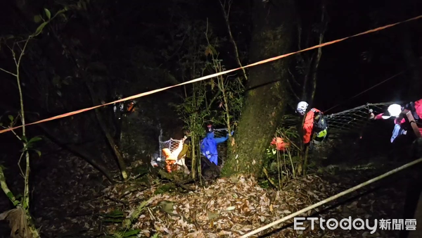 ▲登山客鄭姓男子於屯原登山口雲天宮高繞路線2.6K扭傷，獲消防隊連夜救下。（圖／記者高堂堯翻攝）