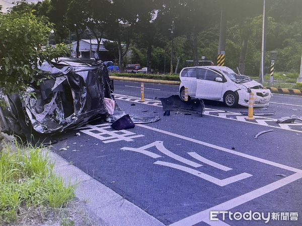 ▲桃園龜山發生至少4部小客車嚴重踫撞事故。（記者楊熾興翻攝）