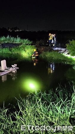 ▲▼台南魚塭旁草叢火警，婦持水瓢滅火，失足跌落池中溺斃。（圖／記者林東良翻攝）