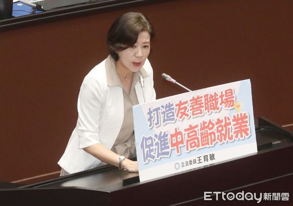 ▲▼勞動基準法第五十四條條文修正草案 三讀 韓國瑜 敲槌 王育敏 發言。（圖／記者屠惠剛攝）