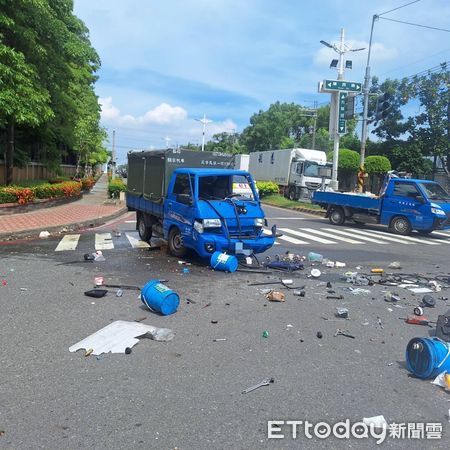 ▲▼小貨車車禍 。（圖／記者吳世龍翻攝）