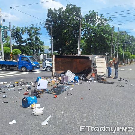 ▲▼小貨車車禍 。（圖／記者吳世龍翻攝）