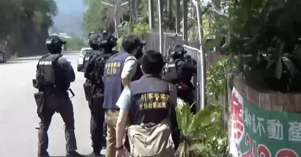 警方動員特警攻堅林嫌200坪豪宅，進行搜索。（警方提供）