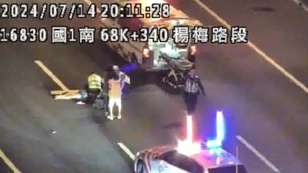 ▲▼29歲女國道桃園楊梅段跳車，遭後車撞斃，救護畫面曝光。（圖／記者黃彥傑翻攝）