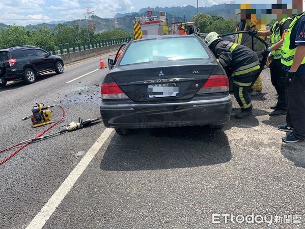 ▲▼             國6草屯轎車自撞，駕駛身亡。（圖／記者高堂堯翻攝）