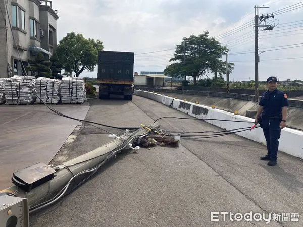 ▲▼沒抓好角度！高雄貨櫃車「車斗勾電線」。（圖／記者賴文萱翻攝）