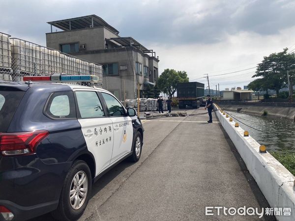 ▲▼沒抓好角度！高雄貨櫃車「車斗勾電線」。（圖／記者賴文萱翻攝）