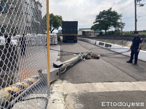 ▲▼沒抓好角度！高雄貨櫃車「車斗勾電線」。（圖／記者賴文萱翻攝）