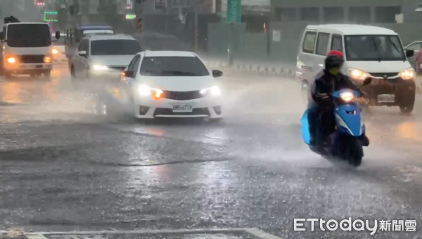 ▲▼台南降大雷雨，雨勢猛烈宛如狂風暴雨             。（圖／記者林東良翻攝）