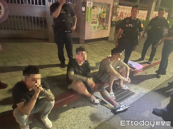 ▲內湖警方逮捕有竹聯幫捍衛隊背景的邱姓主嫌夥同小弟當街擄人討債。（圖／記者張君豪翻攝）