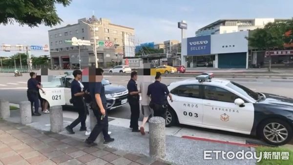 ▲內湖警方逮捕有竹聯幫捍衛隊背景的邱姓主嫌夥同小弟當街擄人討債。（圖／記者張君豪翻攝）