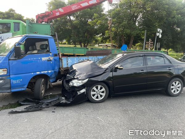 ▲▼ 金門媽祖公園路口車禍  轎車插入貨車動彈不得            。（圖／記者林名揚翻攝）