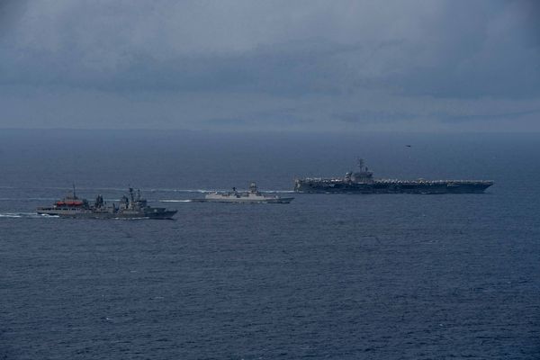 ▲▼尼米茲級航母羅斯福號（USS Theodore Roosevelt, CVN-71）、伯克級驅逐艦井上號（Daniel Inouye, DDG-118）、維沙卡帕特南級驅逐艦（D66）、阿迪亞級補給艦（A59）。（圖／美國海軍）