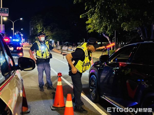 ▲台南市警局為穩定當前治安、展現執法決心，針對黑道幫派分子犯罪組織、毒品、色情等相關不法利益場所或易聚集之特種行業處所等治安顧慮場所，執行強力臨檢取締。（圖／記者林東良翻攝，下同）