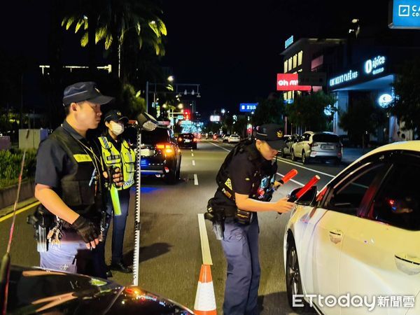 ▲台南市警局為穩定當前治安、展現執法決心，針對黑道幫派分子犯罪組織、毒品、色情等相關不法利益場所或易聚集之特種行業處所等治安顧慮場所，執行強力臨檢取締。（圖／記者林東良翻攝，下同）