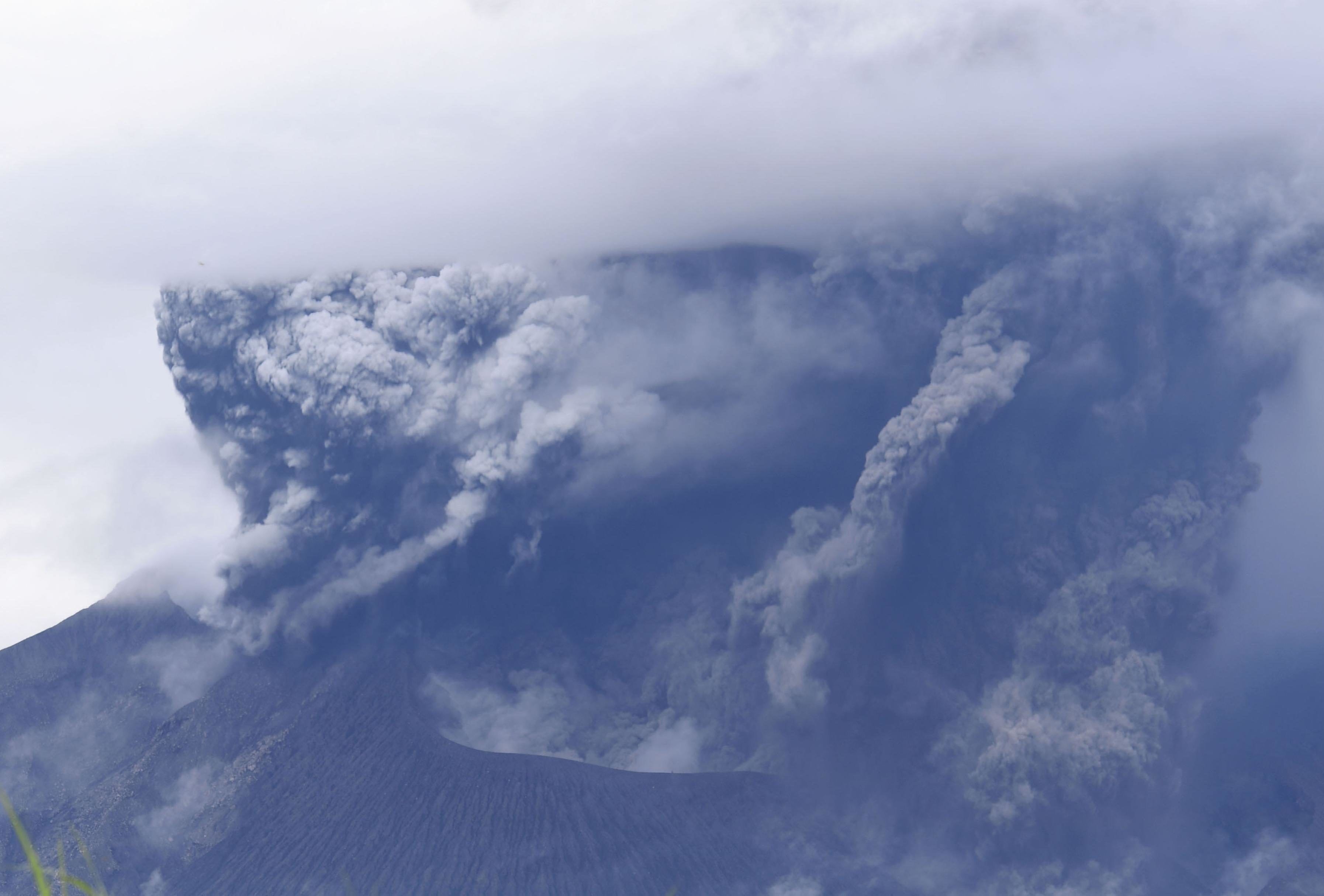 ▲▼日本鹿兒島縣櫻島火山14日噴發，火山灰噴發至4500公尺高空。（圖／達志影像）